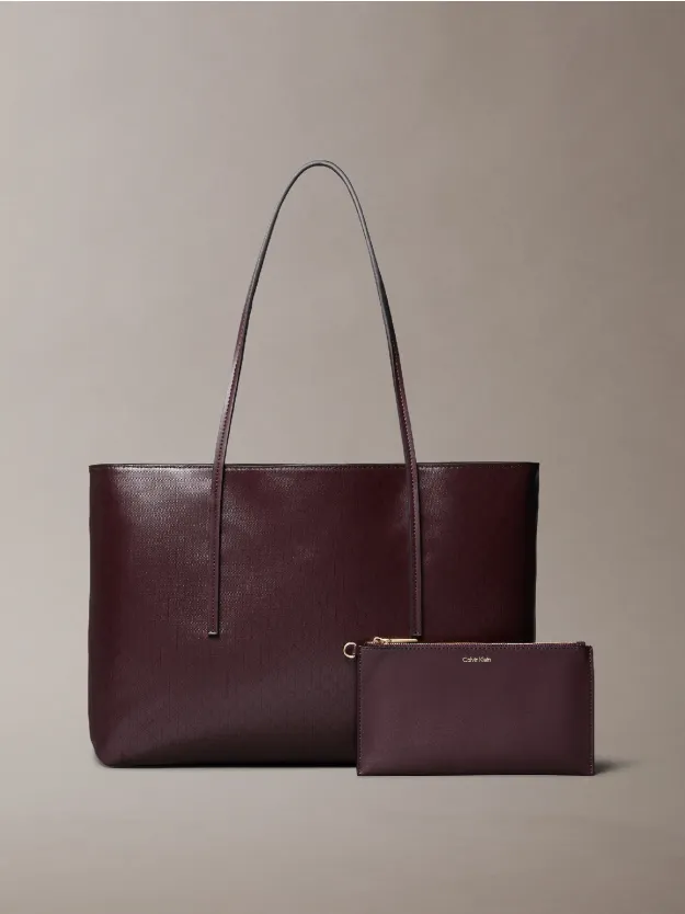 FUDGE AOP شنطة توت مزينة بشعار حروف كلفن كلاين على كامل التصميم مع شنطة باوتش