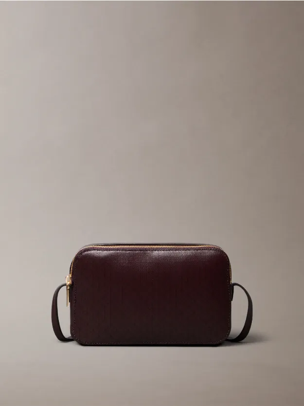 FUDGE AOP شنطة كاميرا مزينة بشعار حروف كلفن كلاين على كامل التصميم