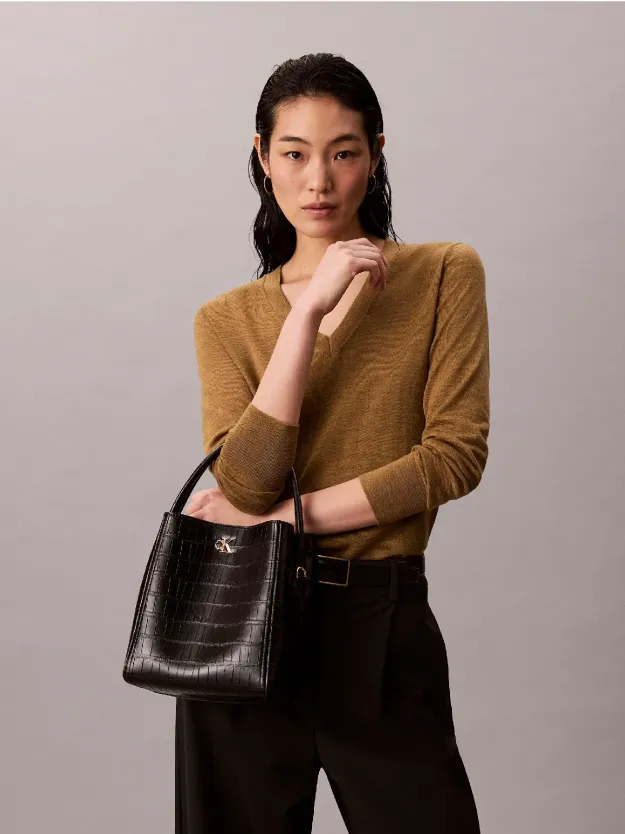 BLACK / ANTIQUE LIGHT GOLD حقيبة باكيت بطبعة جلد التمساح بشعار مونوغرام