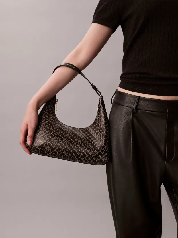 BLACK AOP حقيبة كتف بشعار بكامل التصميم