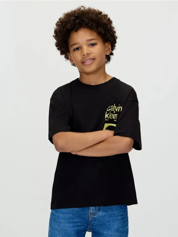 Ck Black تيشرت بقصة مريحة مزين بطبعة خلفية