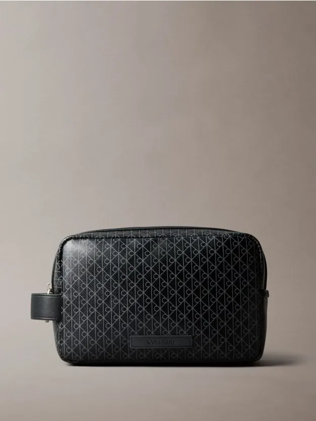 Black شنطة دوب بسحاب مزينة بحروف على كامل التصميم