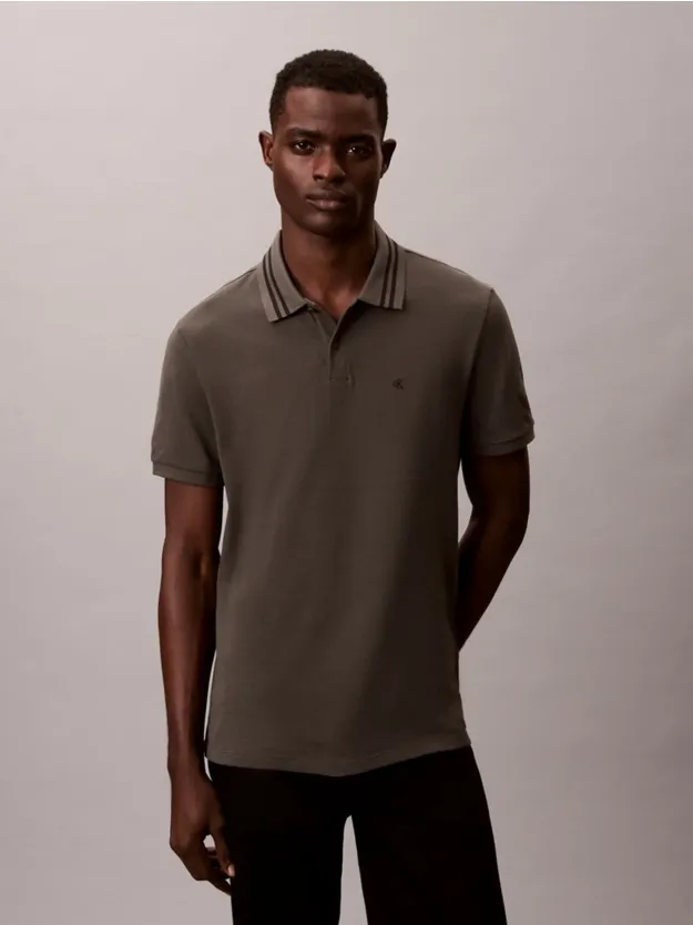 Beluga بولوشيرت كلاسيكي من قماش بيكيه بخطوط متباينة ومزين بشعار حروف كلفن كلاين