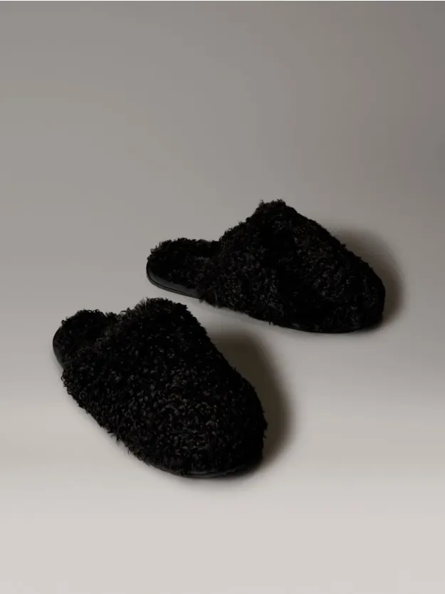 Black شبشب من فرو شيربا الصناعي