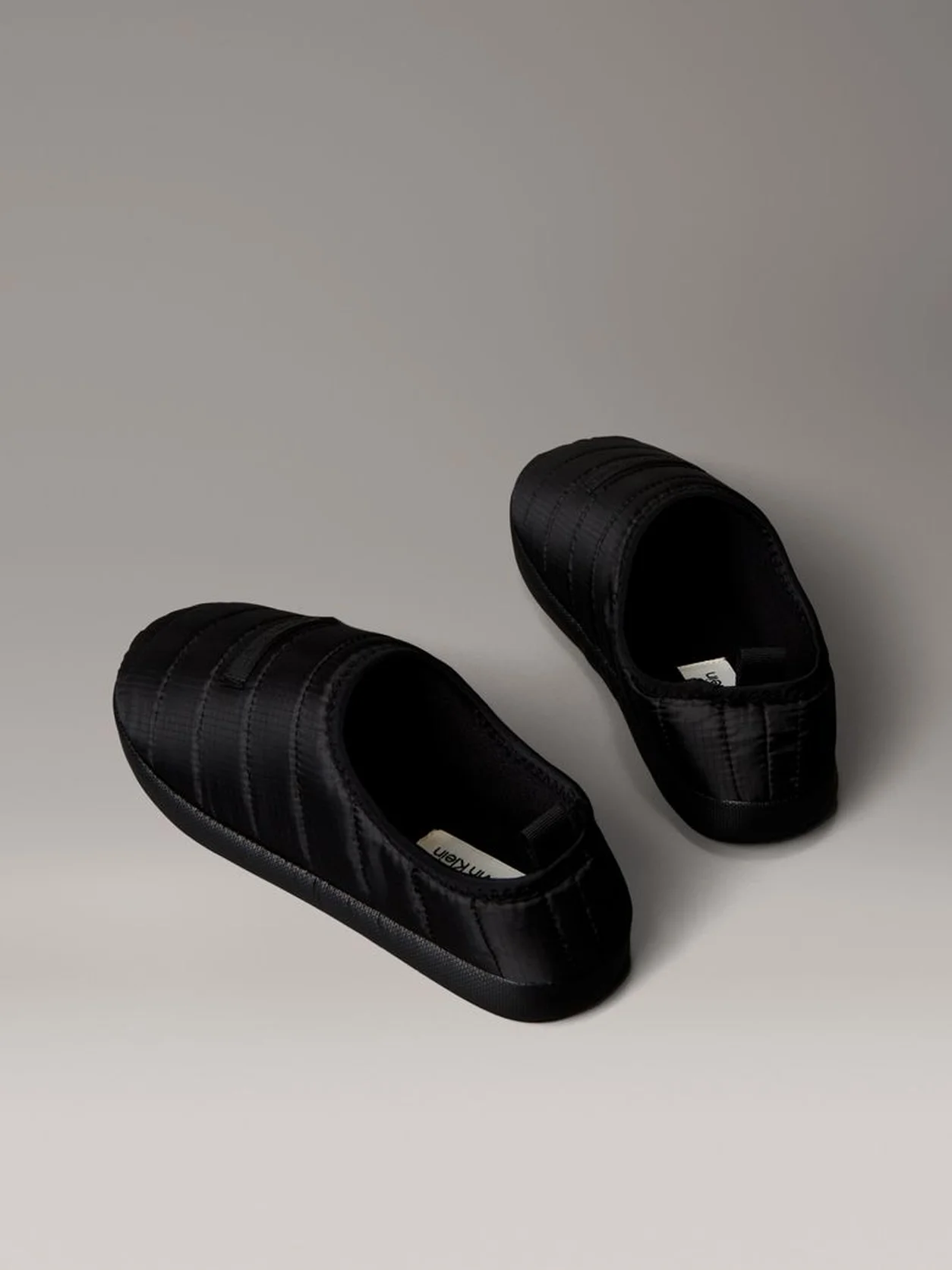 Black شبشب من قماش ريبستوب بتصميم مبطن وموسّد