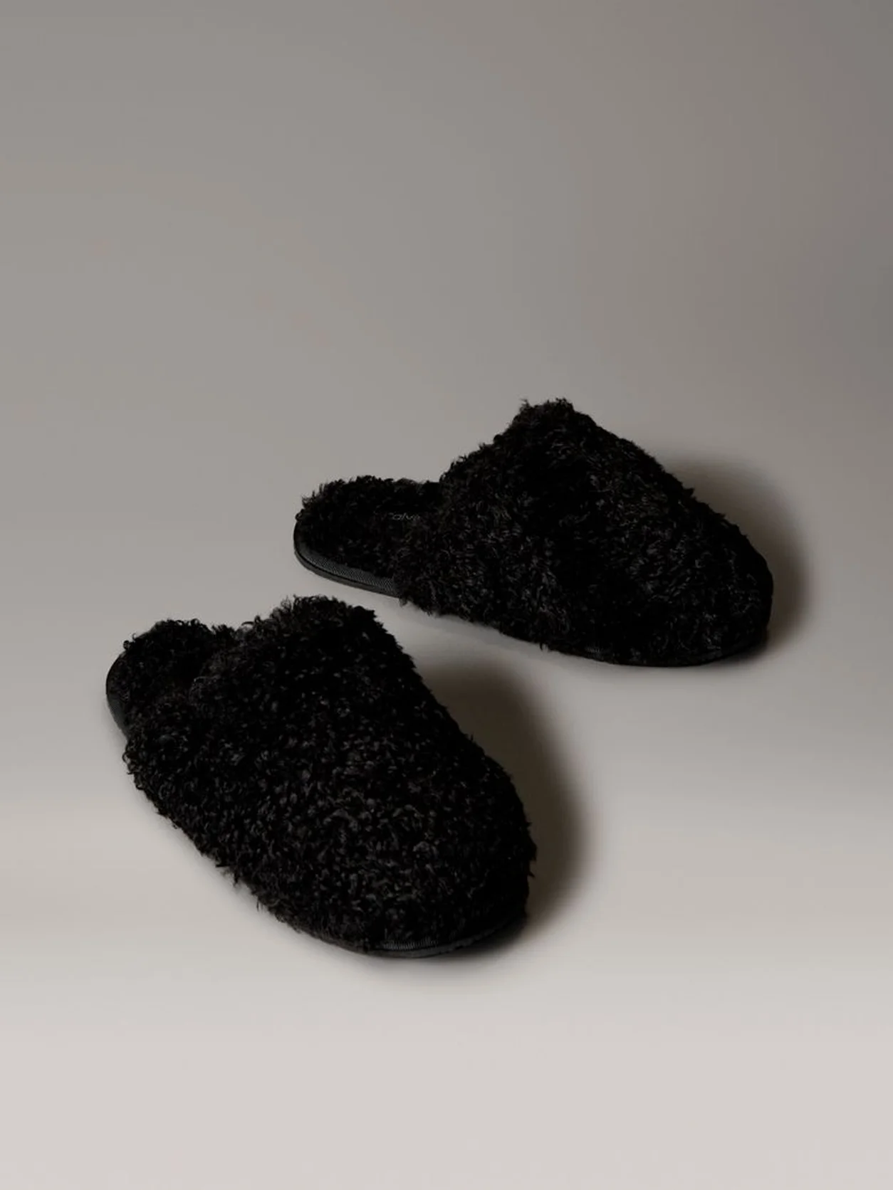 Black شبشب من فرو شيربا الصناعي