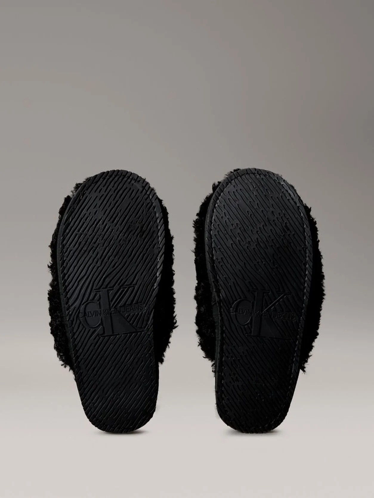 Black شبشب من فرو شيربا الصناعي